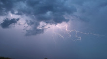 Ein Blitz zuckt bei einem Sommergewitter am abendlichen Himmel. Foto: Alexander Wolf/Onw-images/dpa