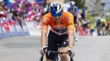 Der Deutsche Florian Lipowitz erreicht das Ziel der Schlussetappe der Tour de Romandie in Leysin und sichert sich eine Spitzenplatzierung im Gesamtklassement Foto: epa/Jean-christophe Bott