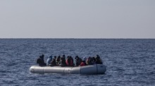 Mitglieder der türkischen Küstenwache nehmen Migranten während einer Rettungspatrouille in der Ägäis an Bord. Die Einsätze erfolgen nahe der türkischen Küste. Foto: epa/Erdem Sahin
