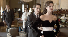 Pierre Niney verkörpert Yves Saint Laurent in einer Filmszene über Aufstieg und Leben des berühmten Modedesigners. Foto: dpa/Tibo & Anouchka