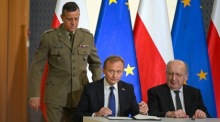 EU-Kommissar Andrius Kubilius und weitere Vertreter unterzeichnen in Warschau das SAFE-Abkommen zur Unterstützung Polens. Foto: epa/Marcin Obara