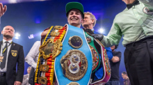 Tina Rupprecht als Undisputed Champion mit allen vier Weltmeisterschaftsgürteln der Verbände IBF, WBO, WBC und WBA. Foto: Andreas Gora/dpa