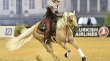 Gina Schumacher reitet mit ihrem Pferd „Sharp Dressed Shiner“ bei der Teamwertung im Reining während der Europameisterschaften in Aachen. Archivfoto: epa/Uwe Anspach