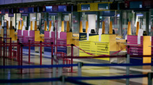 Die Check-In Schaltern in der Abflughalle, darunter einer, von dem Borussia Dortmund seine Flüge abwickelt, sind geschlossen. Foto: Bernd Thissen/dpa