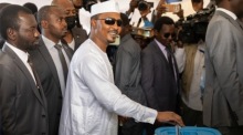 Der tschadische Präsident Mahamat Idriss Deby (C) gibt seine Stimme bei den Präsidentschaftswahlen in N'Djamena ab. Foto: epa/Jerome Favre
