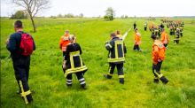 Feuerwehrleute suchen mit einer Menschenkette auf einem Feld nach einem vermissten Jungen. Der sechs Jahre alte Arian aus Elm wird weiter vermisst. Die Suche nach ihm geht weiter. Foto: Daniel Bockwoldt/dpa