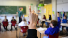 Schüler melden sich im Unterricht einer Grundschule in Stuttgart. Die Stimmung der Lehrkräfte kann Einfluss auf die Benotung haben. Foto: dpa/Bernd Weißbrod