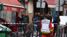 Die französische Polizei sichert die Straße, nachdem in der Rue d'Enghien im 10. Arrondissement mehrere Schüsse abgefeuert wurden. Foto: Thomas Samson/Afp/dpa