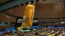 Dennis Francis (links am Podium und auf den Bildschirmen), Präsident der 78. Sitzung der Generalversammlung der Vereinten Nationen (UN), leitet die wieder aufgenommene 10. Foto: Manuel Elias/Un Photo/dpa