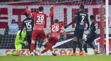 Bundesliga, SC Freiburg - Eintracht Frankfurt, 17. Spieltag, Europa-Park Stadion. Freiburgs Matthias Ginter (M) macht das Tor zum 1:1. Foto: Tom Weller/dpa