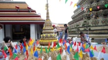 Besucher errichten beim Songkran-Fest symbolische Sand-Chedis als Teil religiöser Verdienstrituale in einem Tempelareal in Bangkok. Bild: epa/Rungroj Yongrit