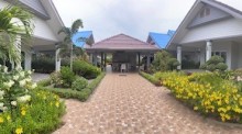 Im Jahr 2019 zog Prosana in ein kleines Resort mit sechs Häusern um. Die Anlage ist eingebettet in einen herrlichen Tropengarten mit vielen Pflanzen. Fotos: Prosana