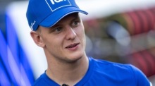 Formel-1-Pilot Mick Schumacher vom Haas-Team im Fahrerlager des Circuit of the Americas in Austin vor dem Großen Preis der USA. Foto: EPA/Shawn Thew