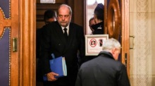 Eric Dupond-Moretti (L), französischer Justizminister, verlässt den Sitzungssaal des Gerichtshofs der Republik. Foto: epa/Teresa Suarez