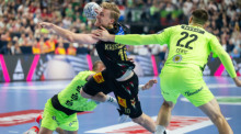 Nejc Cehte versucht, Gísli Þorgeir Kristjánsson vom SC Magdeburg am Wurf zu hindern. Foto: dpa/Marius Becker