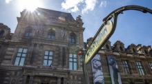 Außenansicht des Louvre-Museums in Paris zur Ausstellung „Michelangelo und Rodin – Living Bodies“. Foto: epa/Christophe Petit Tesson