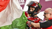 Italienischer MotoGP-Pilot Francesco Bagnaia vom Ducati Lenovo Team feiert nach seinem Sieg beim Motorrad Grand Prix von Katar. Foto: epa/Noushad Thekkayil