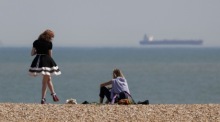 Am Ärmelkanal in Kent genießen die Menschen die Sonne und das heiße Wetter am Meer. Foto: epa/Tolga Akmen
