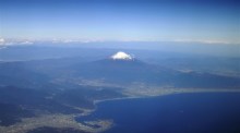 Der Fuji ist von einem Passagierflugzeug aus Richtung Tokio in der Nähe von Shizuoka zu sehen. Foto: epa/Franck Robichon