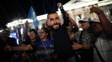 In San Salvador versammeln sich Anhänger des derzeitigen Präsidenten und Präsidentschaftskandidaten von El Salvador, Nayib Bukele, vor dem Nationalpalast, um Bukele zu unterstützen. Foto: epa/Bienvenido Velasco