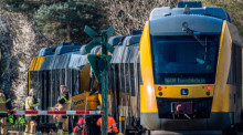 Rettungskräfte im Einsatz nach Zugkollision bei Kagerup. Mehrere Menschen wurden beim Zusammenstoß zweier Züge verletzt. Foto: dpa/Steven Knap
