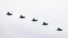 Kampfflugzeuge vom Typ Lockheed Martin F-35B der US-Marines fliegen über die Roosevelt Roads Naval Station. Foto: Kendall Torres Cortés/dpa