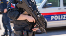 Polizist sichert den Bereich nahe eines Gasthauses in Linz, nachdem dort tödliche Schüsse gefallen waren. Foto: APA/Markus Hauser Fotokerschi/dpa
