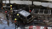 Ermittler und Rettungskräfte arbeiten nach dem schweren Zugunglück am Bahnübergang Makkasan weiter an der Aufklärung des Falls. Foto: epa/Rungroj Yongrit