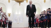 Präsident Wladimir Putin (C) nimmt an der Einweihungsfeier im Kreml in Moskau teil. Foto: epa/Alexander Zemlianichenko