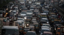 Auf der stark befahrenen westlichen Schnellstraße in Mumbai fließt der Verkehr. Foto: epa/Divyakant Solanki