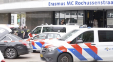 Rettungskräfte sind vor dem Erasmus-Krankenhaus im Einsatz. Foto: Uncredited/Ap/dpa