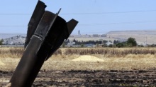 Die Überreste einer iranischen ballistischen Rakete liegen auf einem Feld nahe der syrischen Ortschaft Nadschha im Umland von Damaskus. Foto: epa/Mohammed Al Rifai