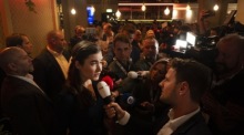 Die Vorsitzende des Nationalen Forums für Demokratie (FvD), Lidewij de Vos, spricht im Barpiazza in Amsterdam mit den Medien. Foto: epa/Olaf Kraak