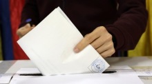 Ein rumänischer Mann gibt seine Stimme in der zweiten Runde der Präsidentschaftswahlen in einem Wahllokal in Bukarest ab. Foto: epa/Robert Ghement