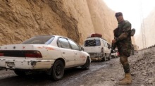Nach einem schweren Erdbeben verlassen Anwohner die Gegend in Mazar-e-Sharif. Das Beben der Stärke 6,3 forderte mindestens 20 Tote und Hunderte Verletzte. Archivfoto: epa/Najib Faryad