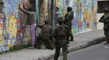 Ecuadors Soldaten patrouillieren nach der Eskalation der Gewalt in den Vierteln der Hauptstadt Quito. Foto: epa/Jose Jacome