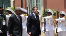 Der angolanische Präsident Joao Lourenco (3-L) und der französische Präsident Emmanuel Macron (C). Foto: EPA-EFE/Ampe Rogerio