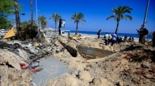 Menschen begutachten die Schäden nach israelischen Luftangriffen in der südlibanesischen Küstenstadt Tyros. Die Kämpfe zwischen Israel und Hisbollah dauern an. Foto: Stringer/epa/dpa