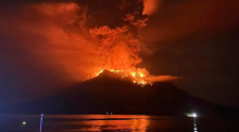 Auf diesem von der regionalen Katastrophenschutzbehörde Sitaro (BPBD Sitaro) veröffentlichten Foto glüht Lava im Krater des Vulkans Ruang, als dieser auf den Sanguine-Inseln in Indonesien ausbricht. Foto: Uncredited/Bpbd Sitaro/ap/dpa