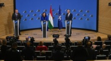 Der ungarische Präsident Katalin Novak (C) und NATO-Generalsekretär Jens Stoltenberg (R). Foto: epa/Noemi Bruzak Ungarn Aus