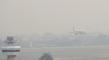 Flugzeug landet im Smog in Chiang Mai bei hoher Feinstaubbelastung durch PM2.5 und Waldbrände. Archivfoto: epa/Rungroj Yongrit