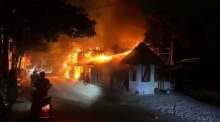 Flammen schlagen aus dem Dach des Karaoke-Lokals, während dichter Rauch über dem Brandort aufsteigt. Foto: Pattaya City Police