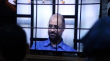 Journalisten verfolgen den Prozess gegen Saif al-Islam al-Gaddafi per Videoübertragung in einem Gerichtssaal in Tripolis. Foto: epa/Sabri Elmhhedwi