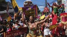 Mitglieder der Straßenkarnevalsgruppe Carmelitas ziehen durch das Viertel Santa Teresa in Rio de Janeiro. Foto: epa/Andre Coelho