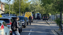 ieses von Peter Kingdom zur Verfügung gestellte Videostandbild zeigt Einsatzkräfte im Nordosten Londons, wo ein 36-jähriger Mann mit einem Schwert nach einem Angriff auf Bürger und zwei Polizeibeamte festgenomm... Foto: Peter Kingdom/Pa Media/dpa