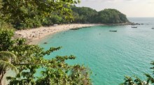 Freedom Beach auf Phuket: Die Behörden haben den öffentlichen Zugang verbessert und die Kontrollen in dem Gebiet verschärft. Bild: Hongbin/Unsplash