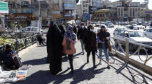Iranische Bürger spazieren auf dem Tajrish-Platz in Teh. Foto: epa/Abedin Taherkenareh