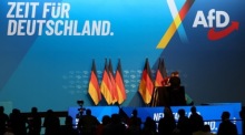 Teilnehmer treffen zum 17. Bundesparteitag der AfD in Erfurt ein. Foto: EPA/Hannibal Hanschke