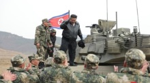 Der nordkoreanische Staatschef Kim Jong Un reagiert während eines Trainingswettkampfs zwischen Panzereinheiten der Koreanischen Volksarmee (KPA) an einem ungenannten Ort in Nordkorea. Foto: epa/Kcna