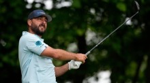 Stephan Jäger aus Deutschland schlägt während der zweiten Runde des PGA Championship Golfturniers im Aronimink Golf Club vom vierten Abschlag ab. Foto: Matt Slocum/Ap/dpa